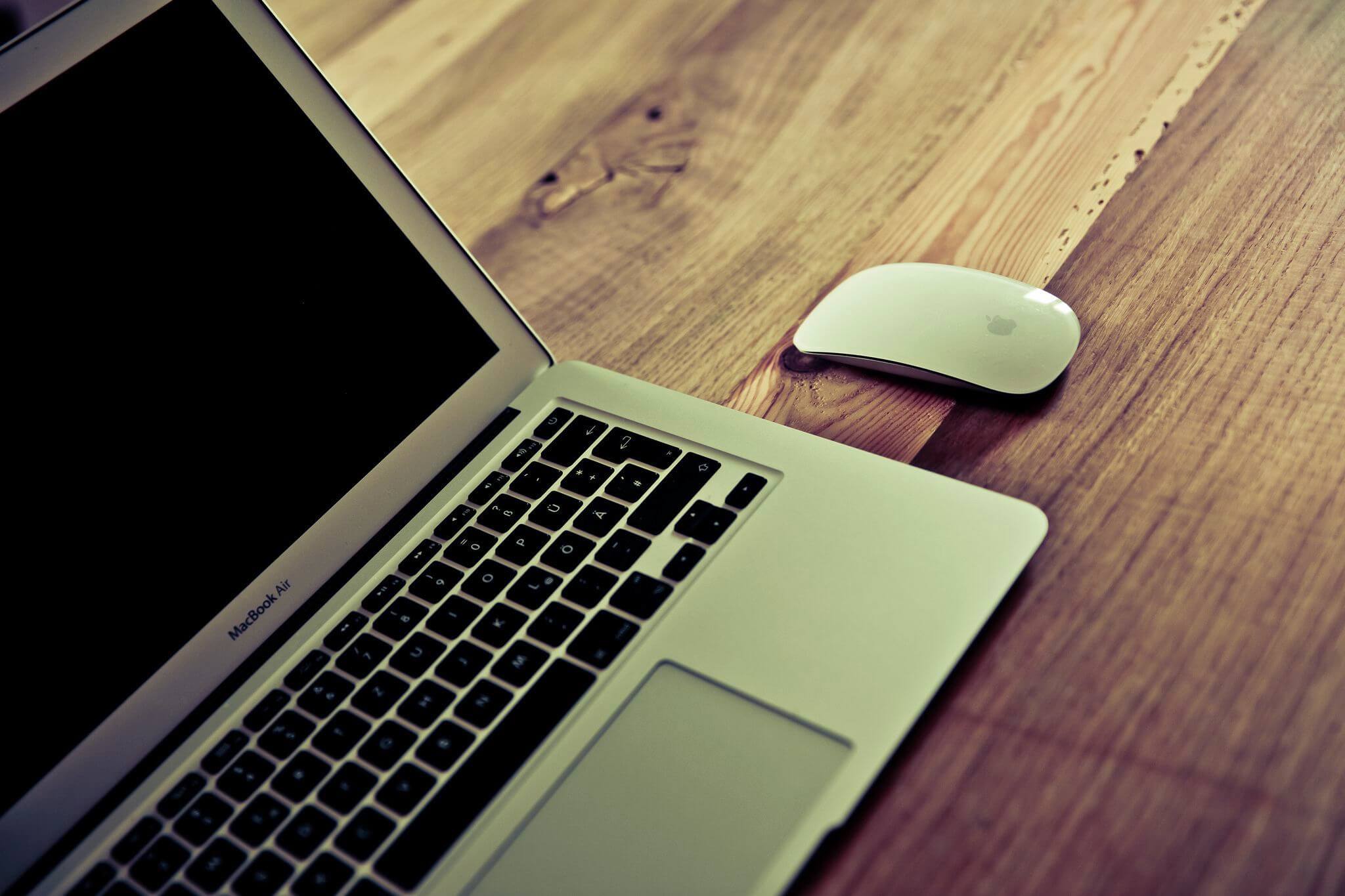 vanilla-wood-table-macbook-mouse